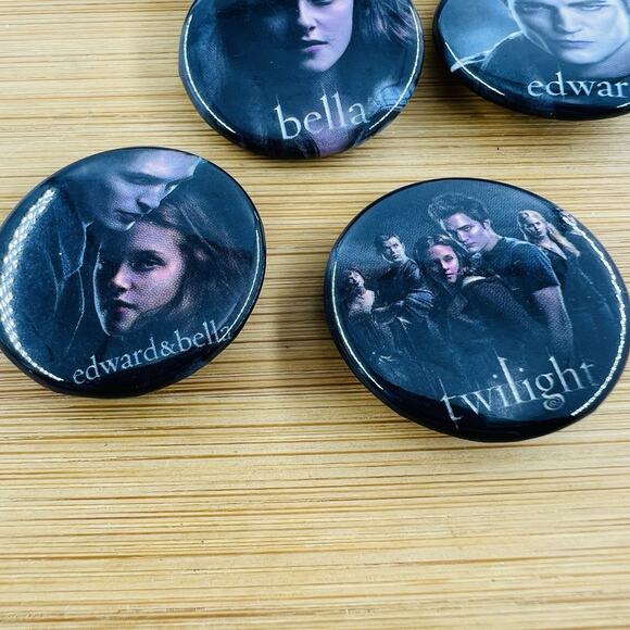 Twilight Set Of 6 Edward Bella And Jacob Buttons Vampire Fan Bella Swan Werewolf - Picture 2 of 5